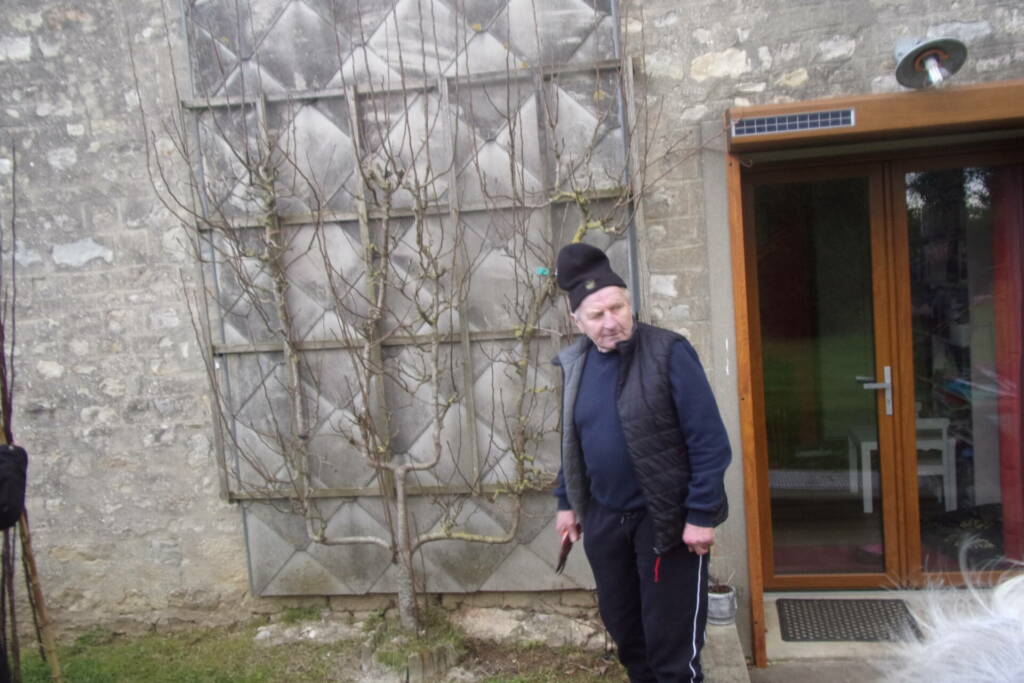 Daniel, l'animateur de l'atelier de taille chez M. et Mme Pulini, à Hiesville.